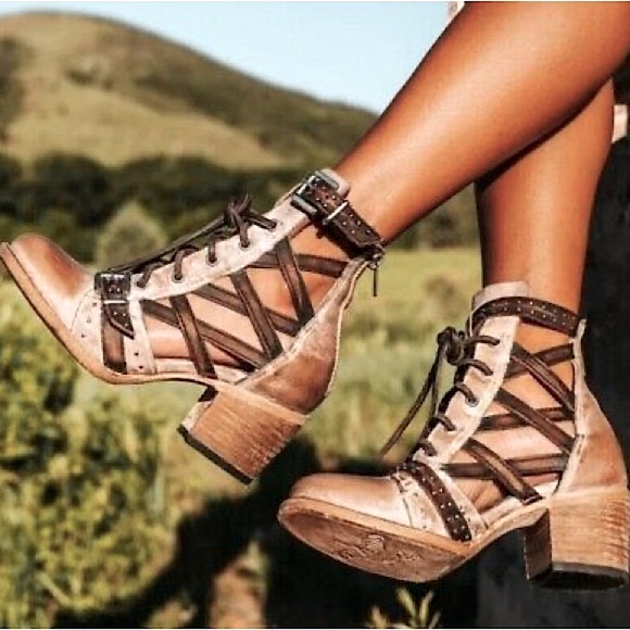 Freebird by Steven Cheyenne Black & Tan Lace Up Studded Leather Ankle Boots - Picture 2 of 14